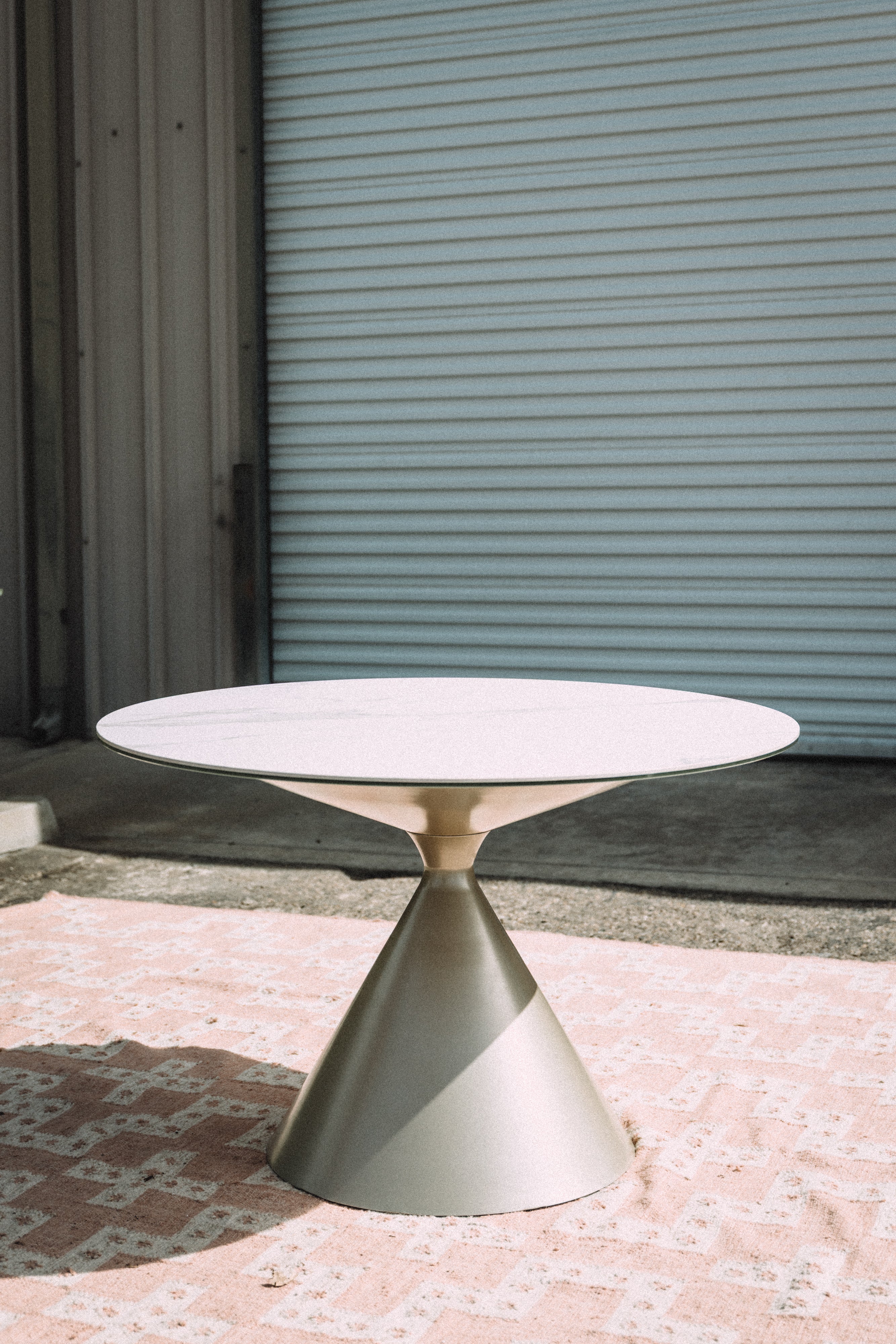 Modus Furniture Winston Round 47" Dining Table