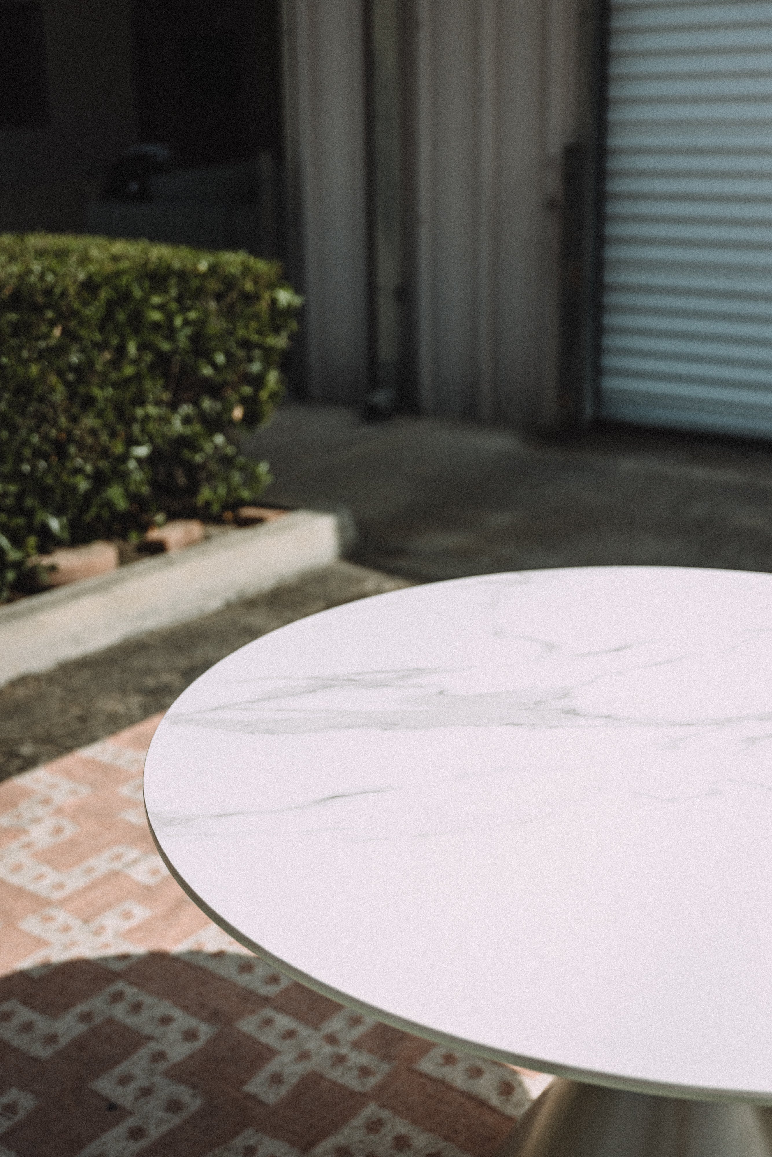 Modus Furniture Winston Round 47" Dining Table