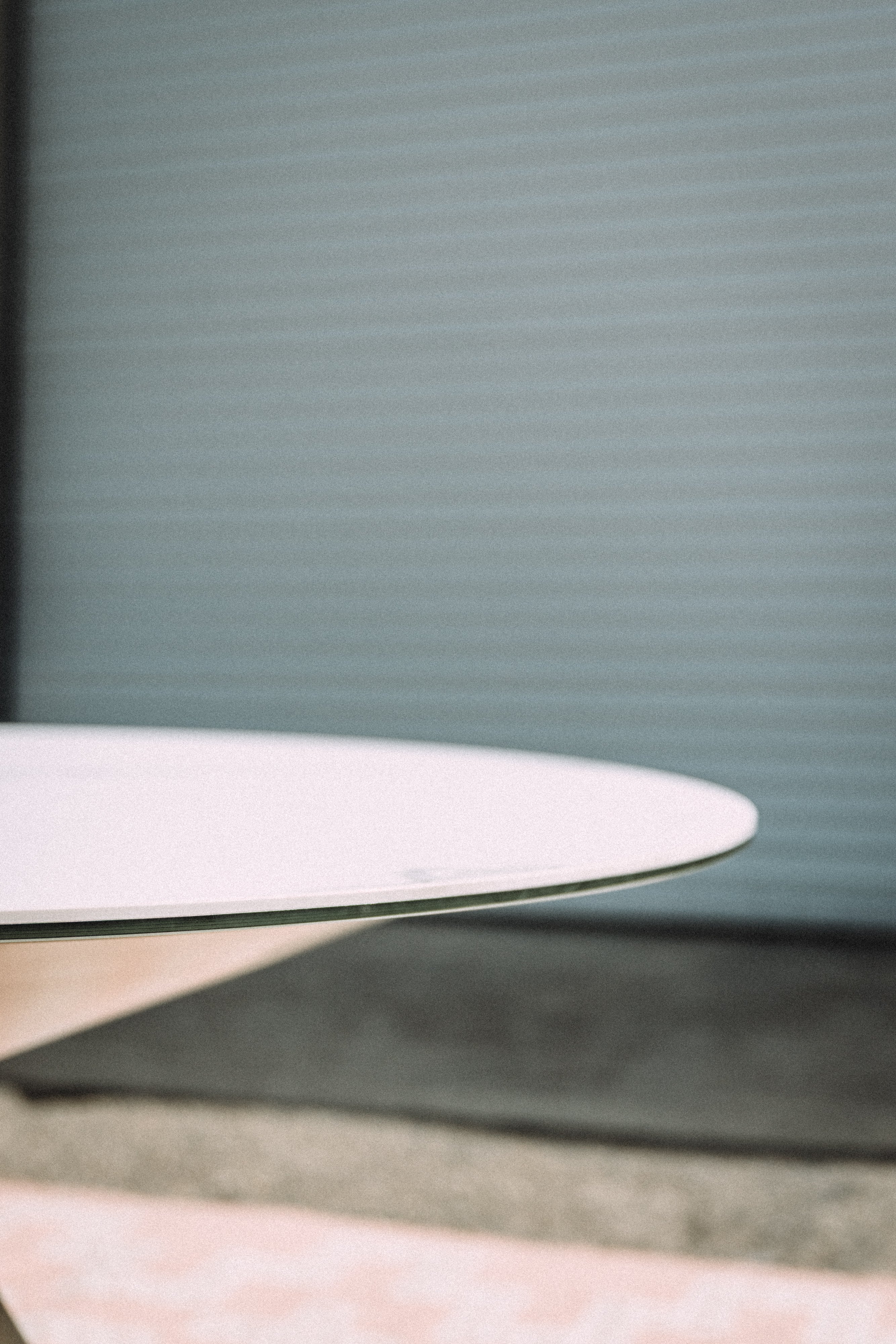 Modus Furniture Winston Round 47" Dining Table