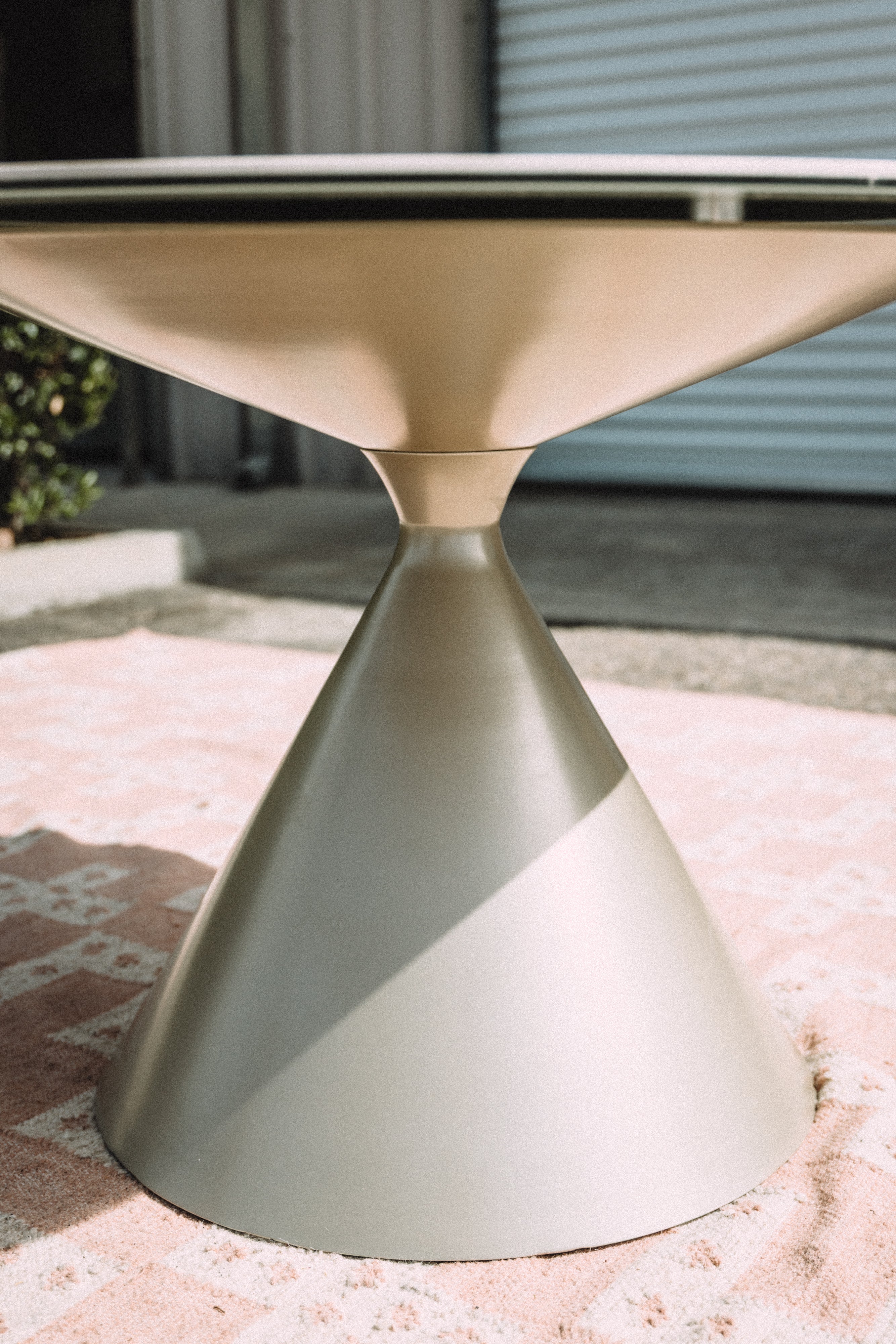 Modus Furniture Winston Round 47" Dining Table