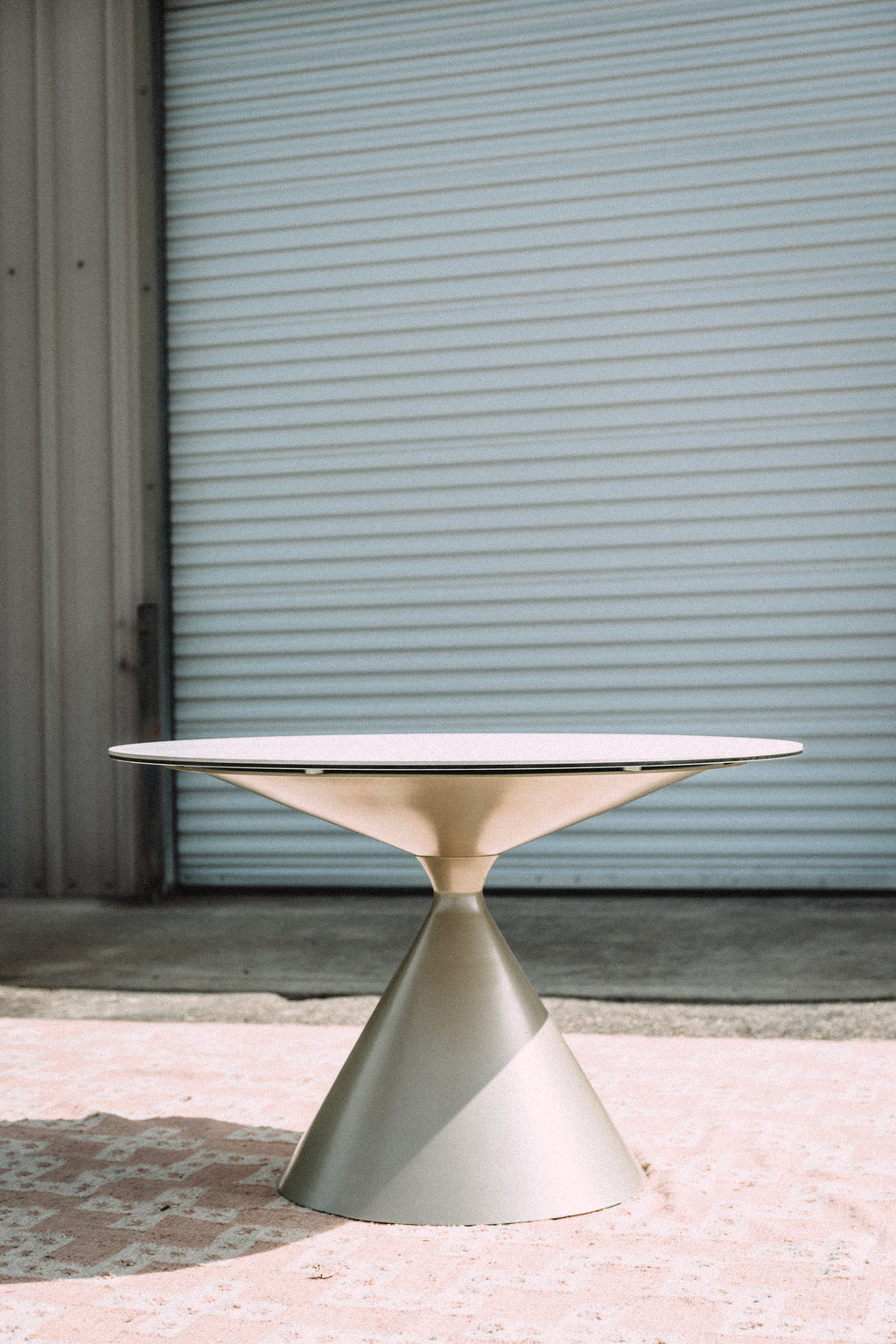 Modus Furniture Winston Round 47" Dining Table