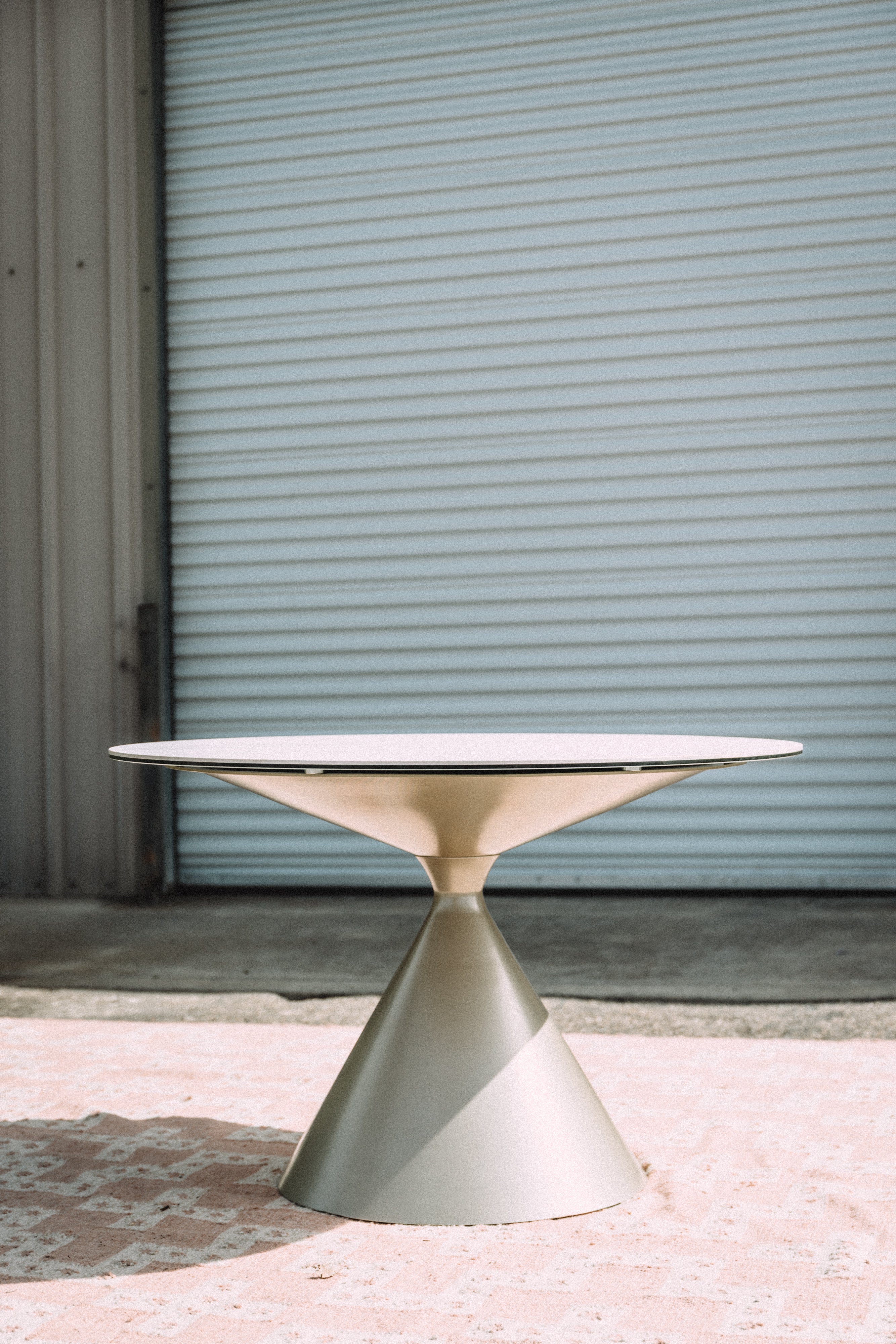 Modus Furniture Winston Round 47" Dining Table
