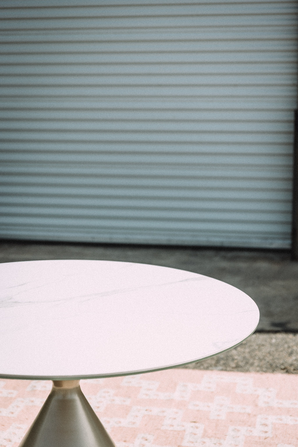 Modus Furniture Winston Round 47" Dining Table